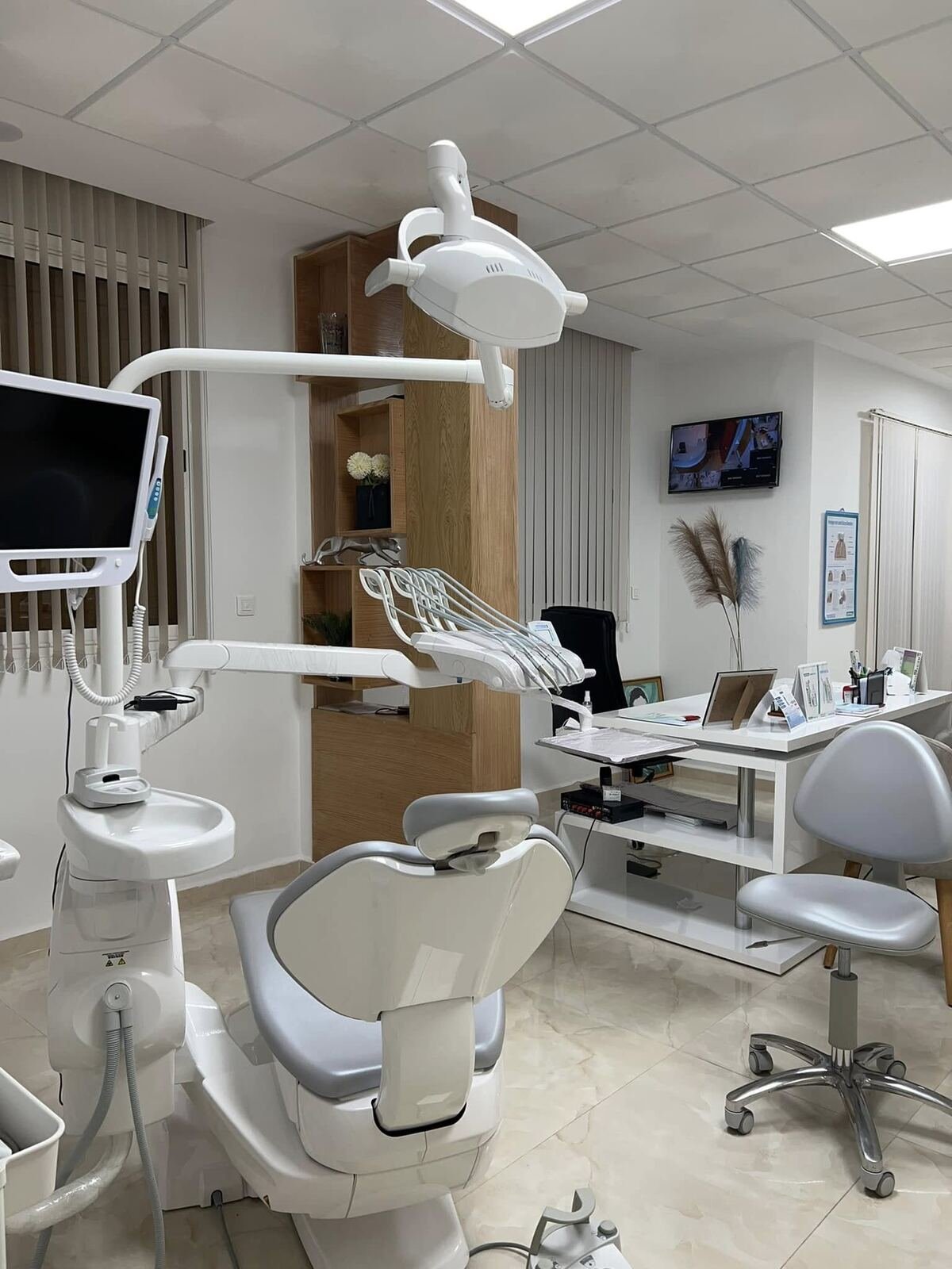 Salle de soins équipée au cabinet Ettalbi Dental Center